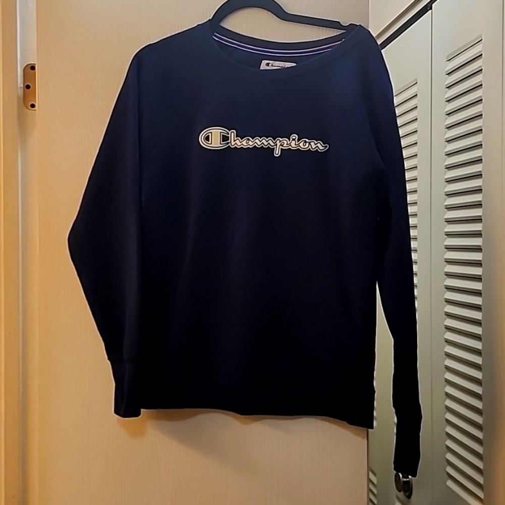 Womens champion navy blue sweatshirt in medium